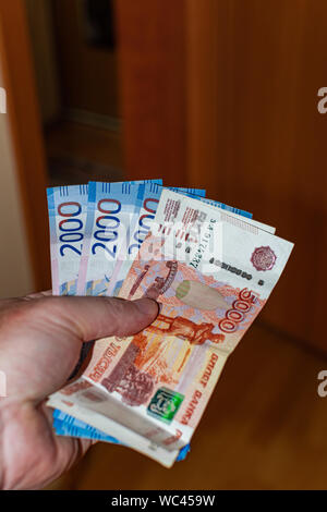 Fünf und zwei Tausend Rubel Banknoten, auf der linken Seite Stockfoto