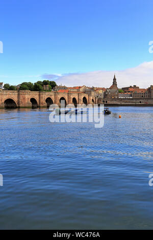 Fischerboote auf dem Fluss Tweed von der Alten Brücke, Berwick upon Tweed, Northumberland, England, UK. Stockfoto