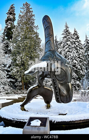 Bill Reid Bronze "Chef der Unterwasserwelt" im Winter, außerhalb der Vancouver Aquarium, Stanley Park, Vancouver, British Columbia, Cana Stockfoto