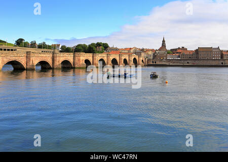 Fischerboote auf dem Fluss Tweed von der Alten Brücke, Berwick upon Tweed, Northumberland, England, UK. Stockfoto