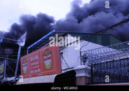 Ein kleiner Shop Werbung Ganzberg Bier sitzt ein etwas zu nah an eine Matratze Fabrik Feuer, steung Meanchey, Phnom Penh, Kambodscha. Credit: Kraig Lieb Stockfoto