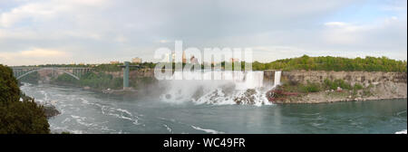 Panoramablick von Niagara Falls internationale Rainbow Bridge, American Falls und Bridal Veil Falls Stockfoto