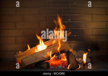 Nahaufnahme von brennenden Holz in den Kamin. Stockfoto