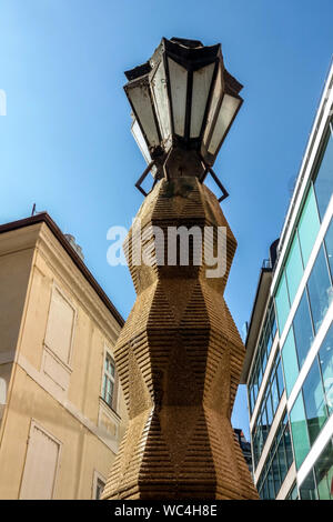 Tschechische kubistische Straßenlampe, ein einzigartiges Werk von Emil Kralicek (1913), Tschechische Republik Kubismus Europa Laterne Stockfoto