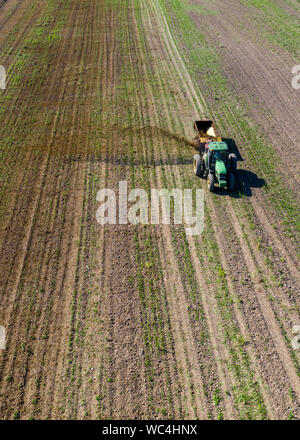 Drei Eichen, Michigan - Milchbauern Howard Payne spreads Dünger auf ein Feld als Dünger. Stockfoto