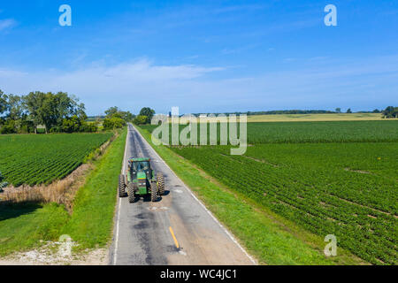 Drei Eichen, Michigan - Milchbauern Howard Payne schleppt eine Last von Gülle, dass er auf ein Feld wird als Dünger verteilt. Stockfoto