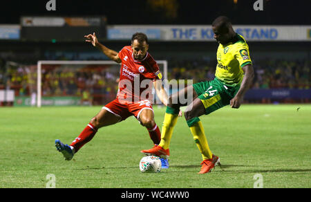 Die Crawley Filipe Morais (links) und Norwich City's Todd Cantwell (rechts) Kampf um den Ball während der carabao Cup Achtelfinale auf die Leute in der Pension Stadium, Crawley. Stockfoto