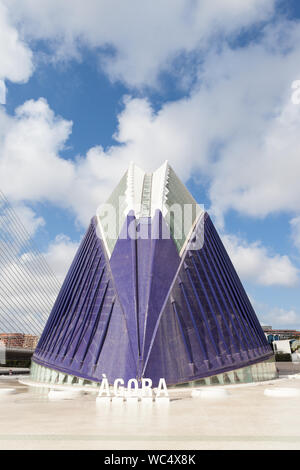 L'Àgora ist ein multifunktionaler Raum, der von Santiago Calatrava in der Stadt der Künste und Wissenschaften in Valencia, Spanien. Stockfoto