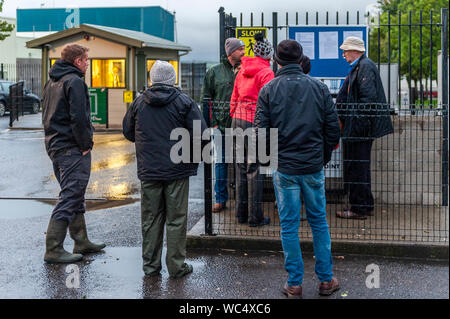 Bandon, West Cork, Irland. August 2019. Eine Gruppe von Bauern nahm heute Abend ihren Protest vor ABP Bandon wieder auf, trotz einer gerichtlichen Verletzung. Die Landwirte sind mit den Gesprächen der vergangenen Woche unzufrieden und fordern Minister Michael Creed auf, in die Preispleite einzugreifen. Die gerichtliche Verfügung wird außerhalb der Fabriktore ausgehängt, aber an Beef Plan, nicht an einzelne Landwirte, ausgemacht. Die Bauern sagen, sie sind auf lange Sicht hier. Quelle: AG News/Alamy Live News. Stockfoto