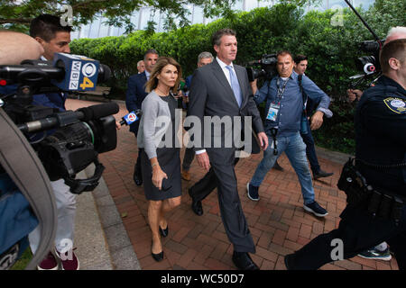 Boston, USA. 27 Aug, 2019. Schauspielerin Lori Loughlin verlässt den John Joseph Moakley United States Courthouse in Boston am Dienstag, 27. August 2019. 15,95 Und ihr Ehemann Mossimo Giannulli sind in einer Anhörung ein Streit um die Wahl der Anwälte in einer geschwungenen College admissions Bestechung Fall zu vereinbaren. Quelle: UPI/Alamy leben Nachrichten Stockfoto