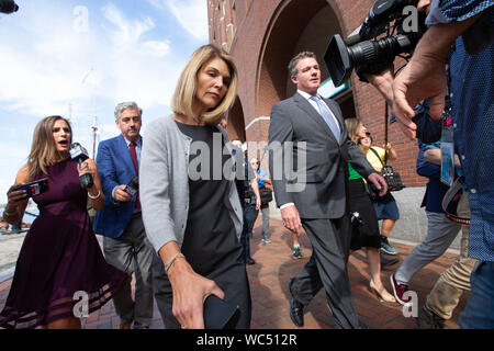 Boston, USA. 27 Aug, 2019. Schauspielerin Lori Loughlin verlässt den John Joseph Moakley United States Courthouse in Boston am Dienstag, 27. August 2019. 15,95 Und ihr Ehemann Mossimo Giannulli sind in einer Anhörung ein Streit um die Wahl der Anwälte in einer geschwungenen College admissions Bestechung Fall zu vereinbaren. Quelle: UPI/Alamy leben Nachrichten Stockfoto