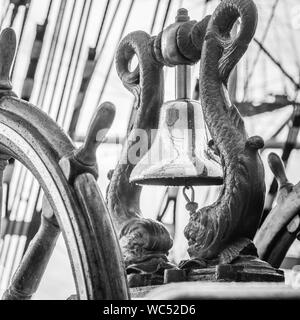 Die Schiffsglocke und Rad das alte Segelboot, close-up Stockfoto