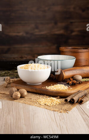 Trockenes Knoblauchgranulat, getrocknet in einer Schüssel und in der Küche Stockfoto