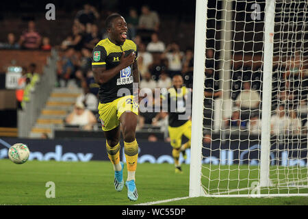 London, Großbritannien. 27 Aug, 2019. Michael Obafemi von Southampton feiert ersten Ziel seines Teams zählen. Carabao Cup 2. Runde, EFL Cup, Fulham v Southampton im Craven Cottage in London am Dienstag, den 27. August 2019. Dieses Bild dürfen nur für redaktionelle Zwecke verwendet werden. Nur die redaktionelle Nutzung, eine Lizenz für die gewerbliche Nutzung erforderlich. Keine Verwendung in Wetten, Spiele oder einer einzelnen Verein/Liga/player Publikationen. pic von Steffan Bowen/Andrew Orchard sport Fotografie/Alamy Live news Credit: Andrew Orchard sport Fotografie/Alamy leben Nachrichten Stockfoto