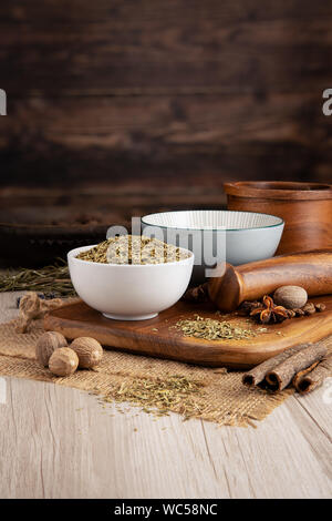 Estragon getrocknetes Kraut in einer Schüssel und Zubereitung von Speisen und Küche Stockfoto