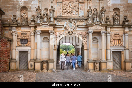 Eine Gruppe von Touristen zu Fuß durch das Tor in den Garten von Schloss Frederiksborg in Horsholm, Dänemark, 22. August 2019 Stockfoto