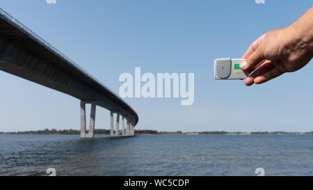 Zahlung mit einer BroBizz über die Kronprinzessin Mary Bridge in Frederikssund, Dänemark, 26. August 2019 Stockfoto