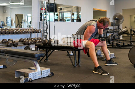 Mehr Menschen schlagen die Turnhalle, wie Sie altern, um einen aktiven Lebensstil beizubehalten. Die Arbeit ist nicht nur für die Jungen und Bodybuildern. Stockfoto