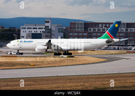 FRANKFURT/Deutschland - am 18. August 2013: Air Namibia Airbus A340-300V5-NME passagiermaschine am Frankfurter Flughafen Rollen Stockfoto