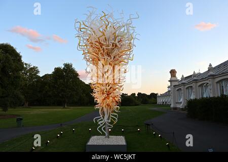 Chihuly in Kew Gardens, London Dale Chihuly, die gefeierte uns Glas Künstler, in Kew Gardens vor 13 Jahren ausgestellt. Es war seine neuesten, wichtigsten Outdoor in Europa - und einer der beliebtesten Ausstellungen immer bei Kew statt. Jetzt ist er zurück mit Chihuly: Reflexionen über die Natur - 32 schillernde Installationen, einschließlich seiner Sapphire Star, die Seaforms Serie und eine neue Arbeit, die speziell für den Gemäßigten Haus, das vor Kurzem nach £ 41 m Restaurierung wiedereröffnet. Von August, die Gärten, die bis spät in die Nacht geöffnet für ausgewählte Chihuly Nächte, wenn die Kunstwerke beleuchtet wird und Musik gesetzt werden. Stockfoto