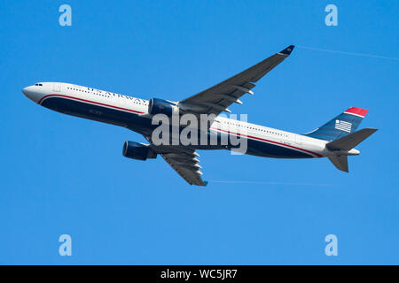 FRANKFURT/Deutschland - vom 19. AUGUST 2013: US Airways Airbus A330-300 N271AY Passagierflugzeug Abflug am Flughafen Frankfurt Stockfoto