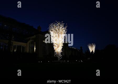 Chihuly in Kew Gardens, London Dale Chihuly, die gefeierte uns Glas Künstler, in Kew Gardens vor 13 Jahren ausgestellt. Es war seine neuesten, wichtigsten Outdoor in Europa - und einer der beliebtesten Ausstellungen immer bei Kew statt. Jetzt ist er zurück mit Chihuly: Reflexionen über die Natur - 32 schillernde Installationen, einschließlich seiner Sapphire Star, die Seaforms Serie und eine neue Arbeit, die speziell für den Gemäßigten Haus, das vor Kurzem nach £ 41 m Restaurierung wiedereröffnet. Von August, die Gärten, die bis spät in die Nacht geöffnet für ausgewählte Chihuly Nächte, wenn die Kunstwerke beleuchtet wird und Musik gesetzt werden. Stockfoto