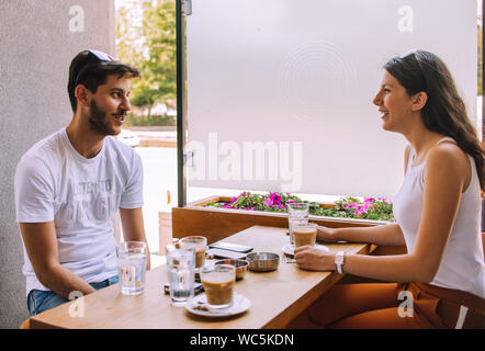 Nach paar Entspannen im Straßencafe, trinken Kaffee und lebhafte Konversation Stockfoto