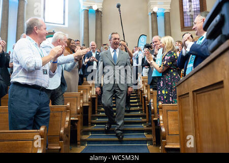 London, Großbritannien. 27 Aug, 2019. Brexit-Chef Nigel Farage (C) kommt eine Rede in London, Großbritannien, am 12.08.27., 2019. Nigel Farage, sagte der neu gebildeten Brexit Party plant, alle 650 Sitze in einer allgemeinen Wahl zu bestreiten. Farage, Mitbegründer der Anti-EU-Partei UKIP, sagte, der Neue Brexit Partei bereit wäre, einen Nichtangriffspakt mit den Konservativen zu bilden, wenn Prime Minister Johnson verfolgt eine no-deal Brexit. Credit: Ray Tang/Xinhua Quelle: Xinhua/Alamy leben Nachrichten Stockfoto