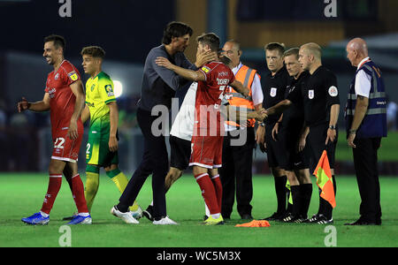 Crawley manager Gabriele Cioffi (links) umarmt Beryly Lubala nach der endgültigen während der carabao Cup Achtelfinale auf die Leute in der Pension Stadium, Crawley Pfeifen. Stockfoto