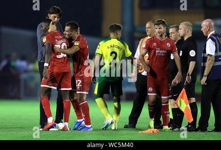 Crawley manager Gabriele Cioffi (links) umarmt Beryly Lubala und Filipe Morais, nachdem der letzte während der carabao Cup Achtelfinale auf die Leute in der Pension Stadium, Crawley Pfeifen. Stockfoto