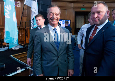 London, Großbritannien. 27 Aug, 2019. Brexit-Chef Nigel Farage (L, vorne) verlässt nach einer Rede in London, Großbritannien, am 12.08.27., 2019. Nigel Farage, sagte der neu gebildeten Brexit Party plant, alle 650 Sitze in einer allgemeinen Wahl zu bestreiten. Farage, Mitbegründer der Anti-EU-Partei UKIP, sagte, der Neue Brexit Partei bereit wäre, einen Nichtangriffspakt mit den Konservativen zu bilden, wenn Prime Minister Johnson verfolgt eine no-deal Brexit. Credit: Ray Tang/Xinhua Quelle: Xinhua/Alamy leben Nachrichten Stockfoto