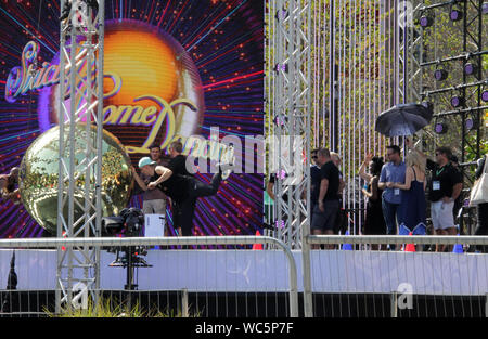 White City, London, Großbritannien - 26 August 2019: Kylie von der Straße an der Probe bei BBC White City Television Centre für streng Come Dancing gesehen Stockfoto