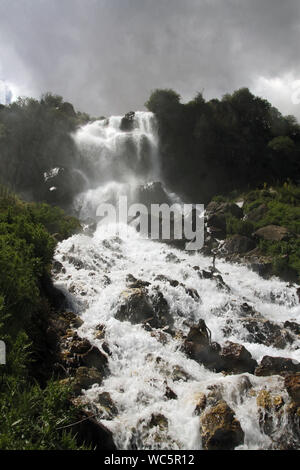 Wasserfälle haben schon immer die Aufmerksamkeit der Leute angezogen. Sie werden manchmal als heiligen Stätten besucht. Wie Antalya/Gombe/Ucarsu Wasserfälle Stockfoto