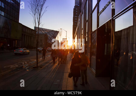 Toronto Downtown. Bloor Street mit trendigen Shops bei Sonnenuntergang in der Nähe Yonge und Bloor Yorkville in der Nähe von Kreuzungen, Stockfoto