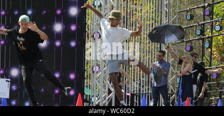 White City, London, Großbritannien - 26 August 2019: Kylie von der Straße an der Probe bei BBC White City Television Centre für streng Come Dancing gesehen Stockfoto