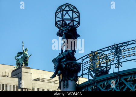 Prager Jugendstil Skulptur, Lampen am Gemeindehaus und Torchbearer auf der Tschechischen Nationalbank, Tschechische Republik Stockfoto