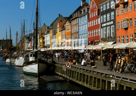 Bunten historischen Häuser in Nyhavn in Kopenhagen, Dänemark. Nyhavn mit seinen vielen Restaurants und Bars ist eine der wichtigsten touristischen Sehenswürdigkeiten Kopenhagens. "Nyhavn" bedeutet "Neuen Hafen", aber es ist in der Tat der alte Hafen aus dem 17. Jahrhundert. Es gibt ca. 300 alte Häuser, in denen die älteste ist von 1681. Nyhavn war einmal ein Rotlichtviertel in Kopenhagen. Stockfoto