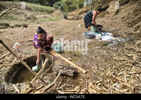 Bekasi, West Java, Indonesien. 27 Aug, 2019. Bewohner sammeln das Wasser aus einem Einzugsgebiet gut am cihoe Fluss. Die Meteorologie, Klimatologie und Geophysik Agentur hat davor gewarnt, dass die trockene Jahreszeit kann trockener und intensiver als im letzten Jahr aufgrund der El NiÃ±o Phänomen. Die Agentur klassifiziert, West Java, Central Java, die meisten Teile von Ost Java, Jakarta, Bali und Nusa Tenggara, da der Bereich der meisten anfällig für extreme Dürre, oder mehr als 60 Tage ohne Regen. Credit: Agung Fatma Putra/SOPA Images/ZUMA Draht/Alamy leben Nachrichten Stockfoto