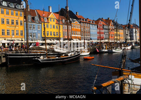 Bunten historischen Häuser in Nyhavn in Kopenhagen, Dänemark. Nyhavn mit seinen vielen Restaurants und Bars ist eine der wichtigsten touristischen Sehenswürdigkeiten Kopenhagens. "Nyhavn" bedeutet "Neuen Hafen", aber es ist in der Tat der alte Hafen aus dem 17. Jahrhundert. Es gibt ca. 300 alte Häuser, in denen die älteste ist von 1681. Nyhavn war einmal ein Rotlichtviertel in Kopenhagen. Stockfoto