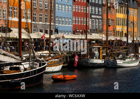 Bunten historischen Häuser in Nyhavn in Kopenhagen, Dänemark. Nyhavn mit seinen vielen Restaurants und Bars ist eine der wichtigsten touristischen Sehenswürdigkeiten Kopenhagens. "Nyhavn" bedeutet "Neuen Hafen", aber es ist in der Tat der alte Hafen aus dem 17. Jahrhundert. Es gibt ca. 300 alte Häuser, in denen die älteste ist von 1681. Nyhavn war einmal ein Rotlichtviertel in Kopenhagen. Stockfoto