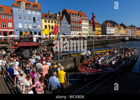 Bunten historischen Häuser in Nyhavn in Kopenhagen, Dänemark. Nyhavn mit seinen vielen Restaurants und Bars ist eine der wichtigsten touristischen Sehenswürdigkeiten Kopenhagens. "Nyhavn" bedeutet "Neuen Hafen", aber es ist in der Tat der alte Hafen aus dem 17. Jahrhundert. Es gibt ca. 300 alte Häuser, in denen die älteste ist von 1681. Nyhavn war einmal ein Rotlichtviertel in Kopenhagen. Stockfoto