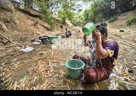 Bekasi, West Java, Indonesien. 27 Aug, 2019. Bewohner sammeln das Wasser aus einem Einzugsgebiet gut am cihoe Fluss. Die Meteorologie, Klimatologie und Geophysik Agentur hat davor gewarnt, dass die trockene Jahreszeit kann trockener und intensiver als im letzten Jahr aufgrund der El NiÃ±o Phänomen. Die Agentur klassifiziert, West Java, Central Java, die meisten Teile von Ost Java, Jakarta, Bali und Nusa Tenggara, da der Bereich der meisten anfällig für extreme Dürre, oder mehr als 60 Tage ohne Regen. Credit: Agung Fatma Putra/SOPA Images/ZUMA Draht/Alamy leben Nachrichten Stockfoto