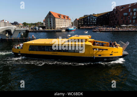 Ein Bus ist Segeln durch den Hafen Kanal neben Nyhavn und das Königliche Spiel Haus in Kopenhagen, Dänemark. Stockfoto