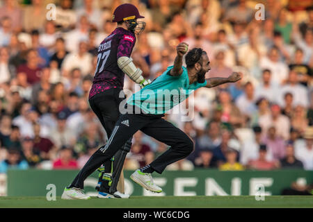 London, Großbritannien. 27. August 2019. Imran Tahir nimmt eine schöne gefangen und rollte Loszuwerden Babar Azam wie Somerset auf Surrey nehmen in der Vitalität T20 Blast Match am Kia Oval. David Rowe/Alamy leben Nachrichten Stockfoto