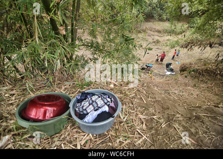 Bekasi, West Java, Indonesien. 27 Aug, 2019. Bewohner sammeln das Wasser aus einem Einzugsgebiet gut am cihoe Fluss. Die Meteorologie, Klimatologie und Geophysik Agentur hat davor gewarnt, dass die trockene Jahreszeit kann trockener und intensiver als im letzten Jahr aufgrund der El NiÃ±o Phänomen. Die Agentur klassifiziert, West Java, Central Java, die meisten Teile von Ost Java, Jakarta, Bali und Nusa Tenggara, da der Bereich der meisten anfällig für extreme Dürre, oder mehr als 60 Tage ohne Regen. Credit: Agung Fatma Putra/SOPA Images/ZUMA Draht/Alamy leben Nachrichten Stockfoto