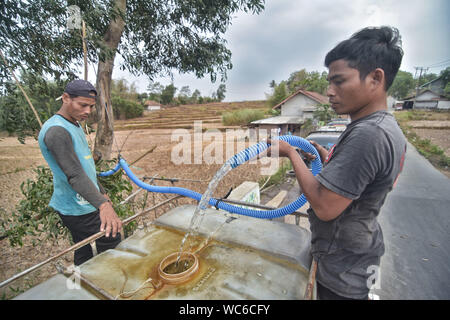 Bekasi, West Java, Indonesien. 27 Aug, 2019. Bewohner sammeln Wasser aus der Wasserstraßen in Cibarusah. der Meteorologie, Klimatologie und Geophysik Agentur hat davor gewarnt, dass die trockene Jahreszeit kann trockener und intensiver als im letzten Jahr aufgrund der El NiÃ±o Phänomen. Die Agentur klassifiziert, West Java, Central Java, die meisten Teile von Ost Java, Jakarta, Bali und Nusa Tenggara, da der Bereich der meisten anfällig für extreme Dürre, oder mehr als 60 Tage ohne Regen. Credit: Agung Fatma Putra/SOPA Images/ZUMA Draht/Alamy leben Nachrichten Stockfoto