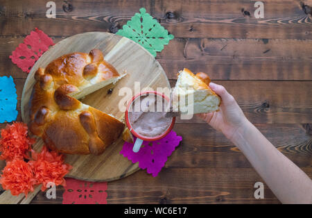 Tauchen Brot der Toten mit Kaffee mit Milch. Mexikanischen Parteien. Tag der Toten. Platz kopieren Stockfoto