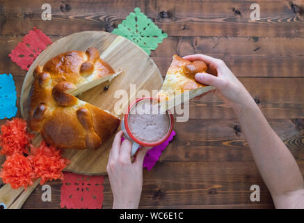 Tauchen Brot der Toten mit Kaffee mit Milch. Mexikanischen Parteien. Tag der Toten. Platz kopieren Stockfoto