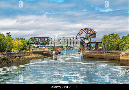 Gestellbrücke Ballard an Schlösser, in der Nähe von Seattle, Washington Stockfoto