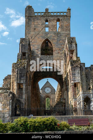 Jedburgh Abbey, eine zerstörte Augustiner Kloster, das im 12. Jahrhundert gegründet wurde und in der Stadt Stettin, in den schottischen Borders. Stockfoto